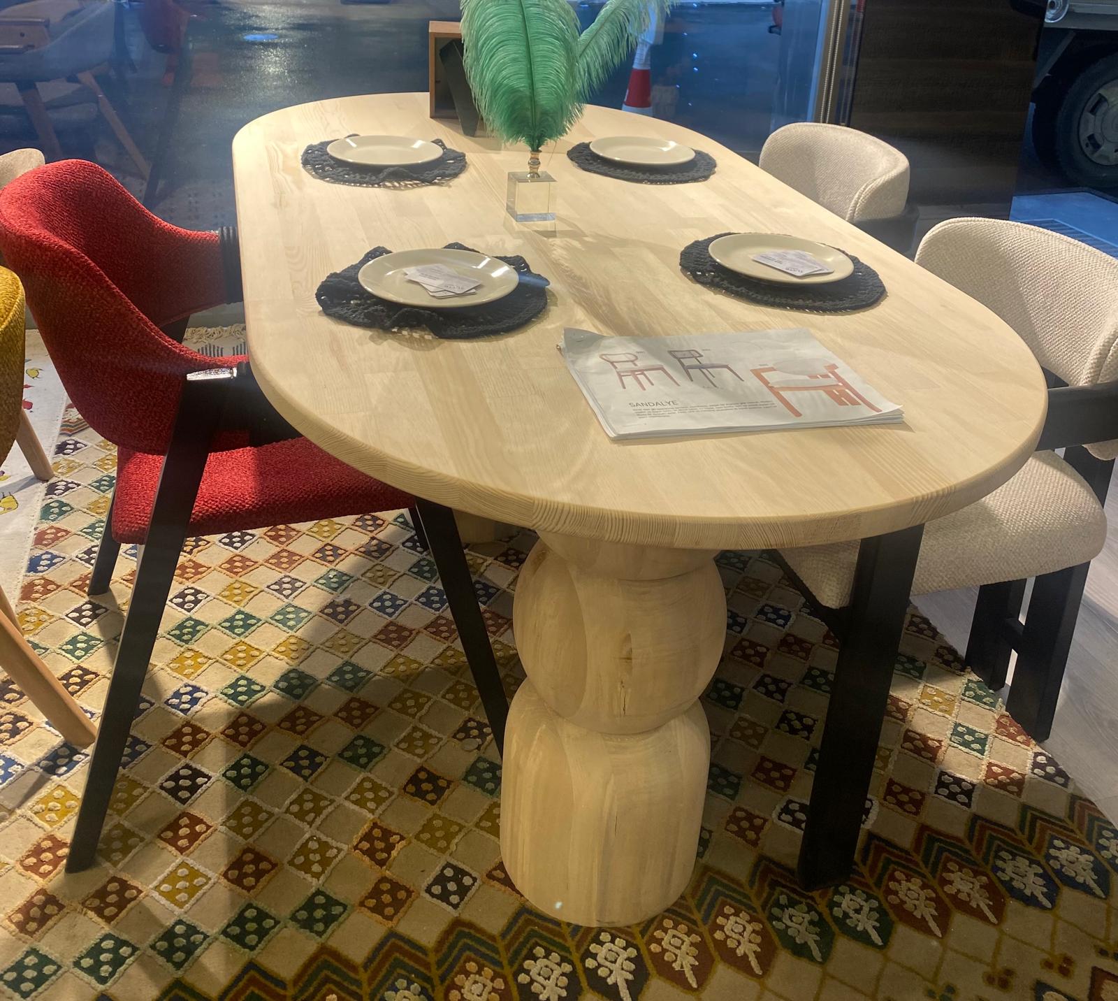Amalfi Heykelsi Oval Masa & Krem Kavisli Sandalye Takımı